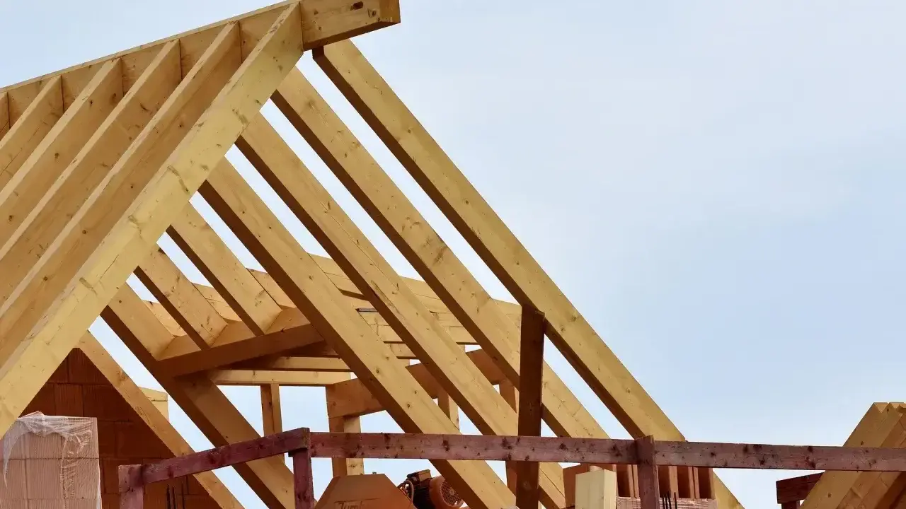 Drewniana konstrukcja dachu w budowie. Warto wiedzieć, jak obliczyć m3 desek, by zaplanować materiały.