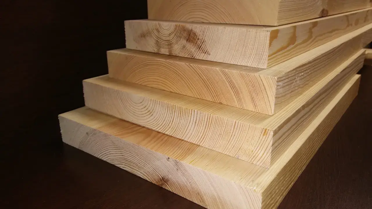 Pięć desek sosnowych ułożonych schodkowo. Widoczne słoje drewna i naturalny kolor. Idealne na projekt DIY.