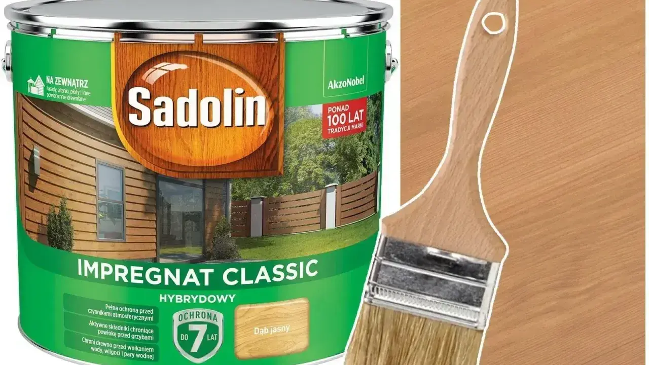 Puszka impregnatu Sadolin w kolorze podbitka jasny dąb obok pędzla na tle drewnianej powierzchni.