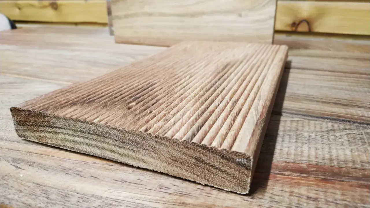 Deska z ryflowanego drewna jatoba, idealna na taras.