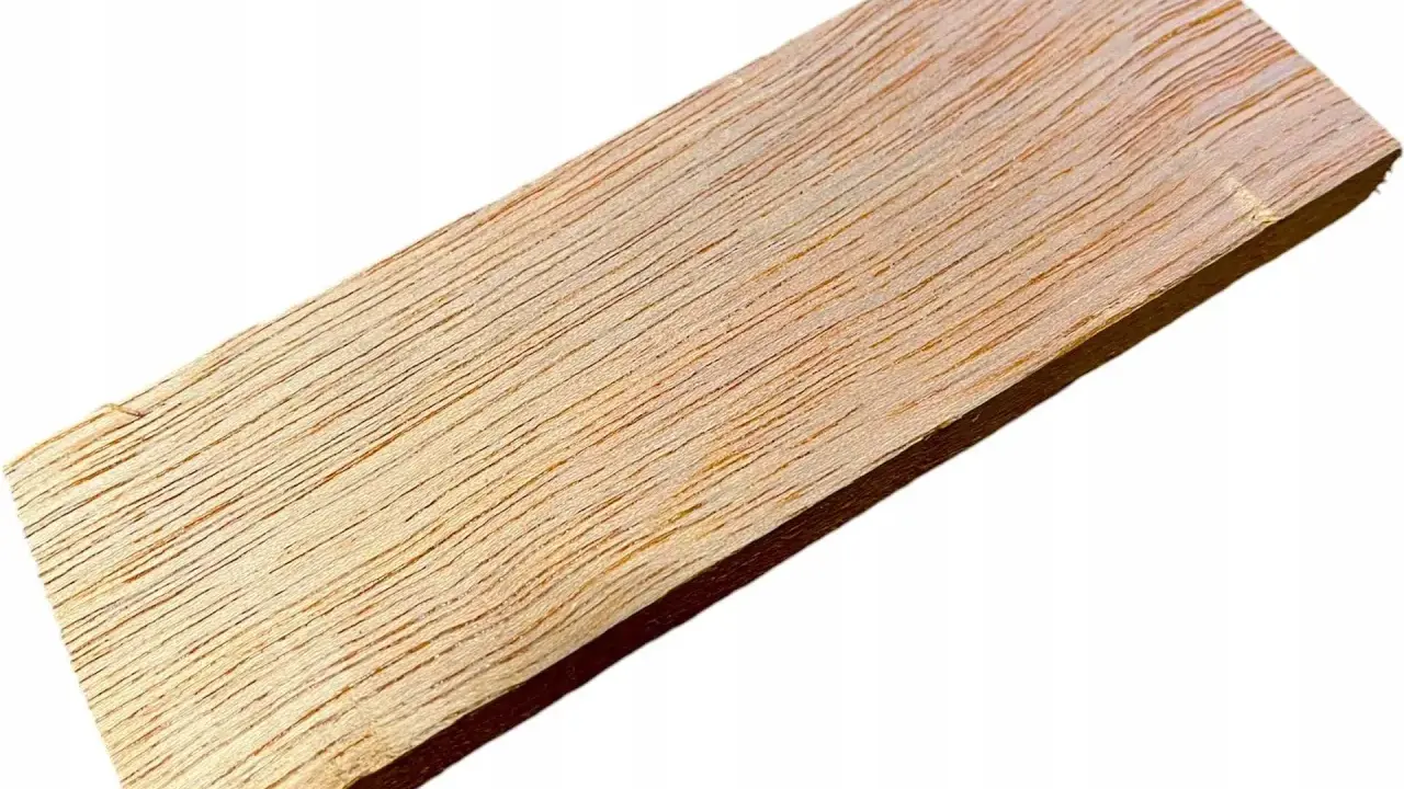 Deska z naturalnego meranti drewna, z widocznym, drobnym usłojeniem.