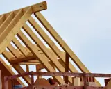 Drewniana konstrukcja dachu w budowie. Warto wiedzieć, jak obliczyć m3 desek, by zaplanować materiały.
