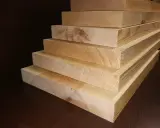 Pięć desek sosnowych ułożonych schodkowo. Widoczne słoje drewna i naturalny kolor. Idealne na projekt DIY.