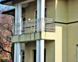Nowy balkon z ozdobną balustradą, którego obróbka czoła balkonu została starannie wykonana.