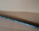 Czarny, plastikowy element z wieloma ząbkami, gotowy do montażu wróblówki.