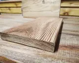 Deska z ryflowanego drewna jatoba, idealna na taras.