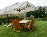 Drewniane meble ogrodowe, idealne na taras. Zastanawiasz się, jakie drewno na meble ogrodowe wybrać? Ten zestaw z drewna tekowego to świetny przykład trwałości i elegancji.