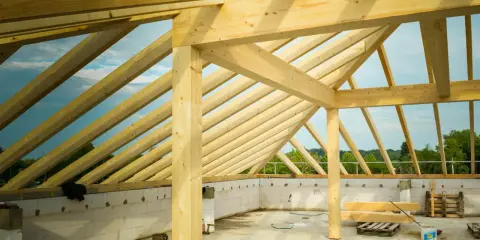 Konstrukcja dachu z belek z drewna klejonego, tworząca przestronne wnętrze.