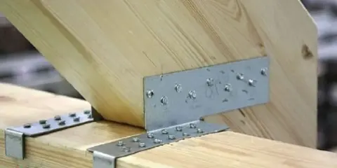 Solidne zaciosy ciesielskie łączą drewniane belki, zapewniając stabilność konstrukcji.