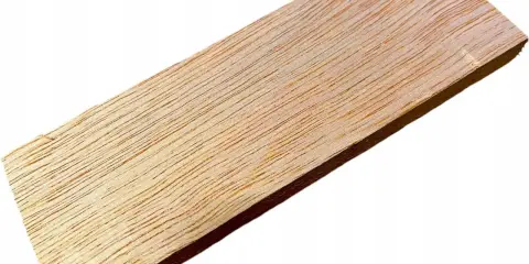 Deska z naturalnego meranti drewna, z widocznym, drobnym usłojeniem.