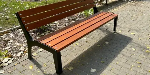 Drewniana ławka ogrodowa, idealna do relaksu. Proste wykonanie, jak zrobić ławkę ogrodową krok po kroku.