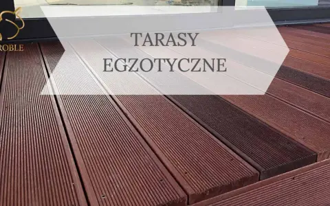 Deska tarasowa z drzewa merbau, tworząca eleganckie i trwałe tarasy egzotyczne.