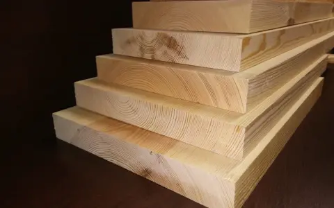 Pięć desek sosnowych ułożonych schodkowo. Widoczne słoje drewna i naturalny kolor. Idealne na projekt DIY.