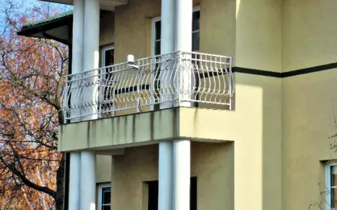Nowy balkon z ozdobną balustradą, którego obróbka czoła balkonu została starannie wykonana.