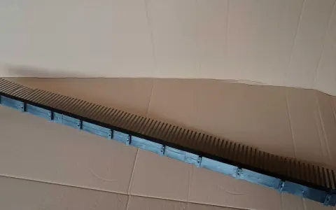 Czarny, plastikowy element z wieloma ząbkami, gotowy do montażu wróblówki.