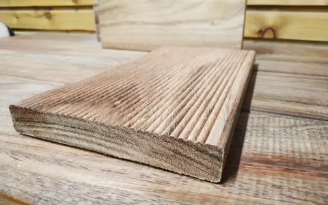 Deska z ryflowanego drewna jatoba, idealna na taras.