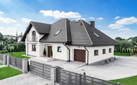 Nowoczesny dom z wielospadowym dachem, prezentujący różne rodzaje dachów.
