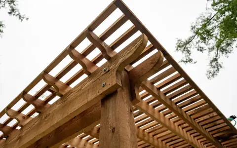 Solidna drewniana pergola, która pokazuje, co zrobić, żeby drewno nie pękało. Piękne detale konstrukcyjne.