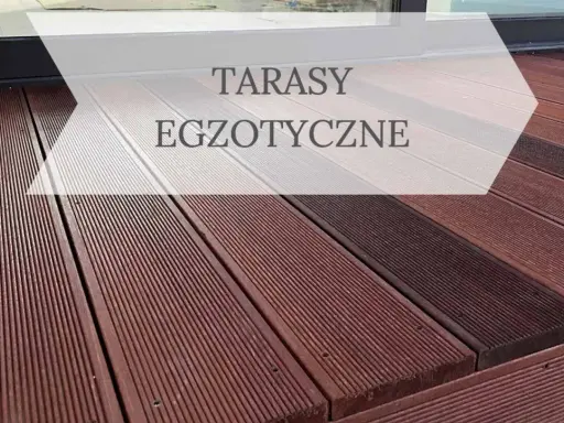 Deska tarasowa z drzewa merbau, tworząca eleganckie i trwałe tarasy egzotyczne.