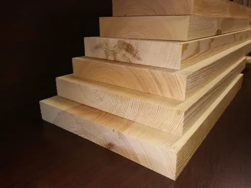 Pięć desek sosnowych ułożonych schodkowo. Widoczne słoje drewna i naturalny kolor. Idealne na projekt DIY.