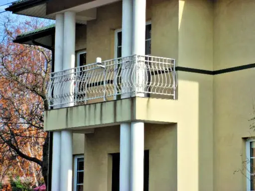 Nowy balkon z ozdobną balustradą, którego obróbka czoła balkonu została starannie wykonana.