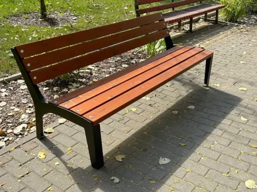 Solidna ławka z desek, idealna na jesienny spacer po parku.
