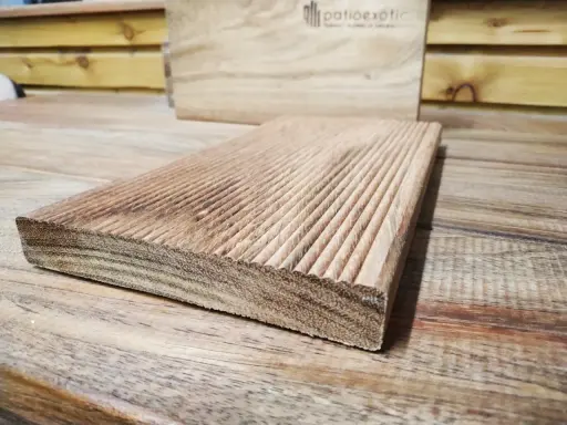Deska z ryflowanego drewna jatoba, idealna na taras.