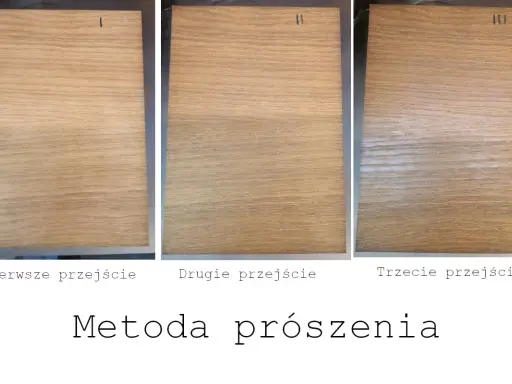 Trzy próbki drewna pokazujące efekt przyciemniania po kolejnych przejściach. Metoda prószęnia.