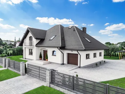 Nowoczesny dom z wielospadowym dachem, prezentujący różne rodzaje dachów.