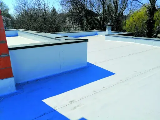 Nowoczesna attyka z białym pokryciem dachowym, gotowa na nowe wyzwania. Co to jest attyka? To element architektoniczny nad dachem.