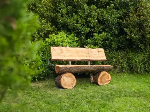 Prosty projekt: jak zrobić ławkę z pnia drzewa. Naturalne drewno, idealne do ogrodu.