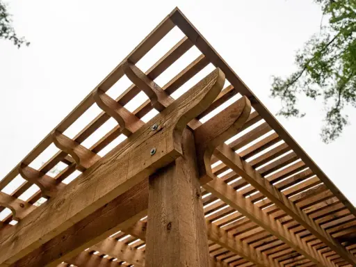 Solidna drewniana pergola, która pokazuje, co zrobić, żeby drewno nie pękało. Piękne detale konstrukcyjne.