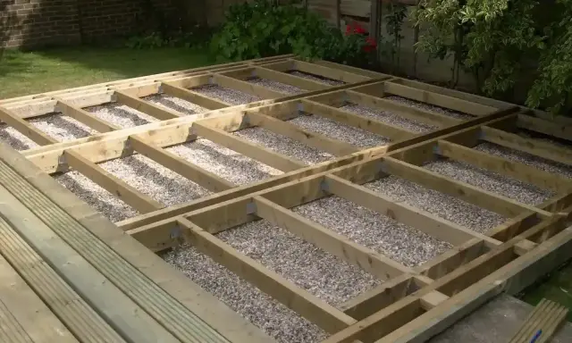 Drewniana konstrukcja tarasu z legarami, przygotowana pod deski. Wymiary legarów pod taras są kluczowe dla stabilności.