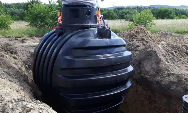 Montaż podziemnego zbiornika na deszczówkę, kluczowego elementu do odprowadzenia wody z rynien.