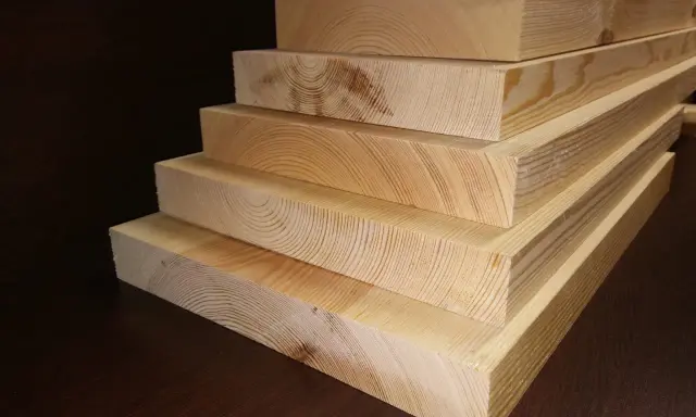 Pięć desek sosnowych ułożonych schodkowo. Widoczne słoje drewna i naturalny kolor. Idealne na projekt DIY.