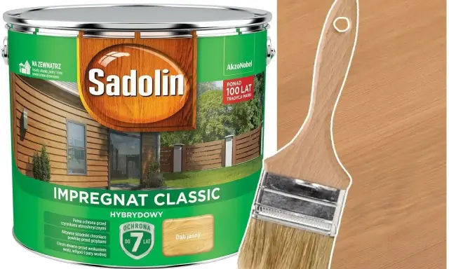 Puszka impregnatu Sadolin w kolorze podbitka jasny dąb obok pędzla na tle drewnianej powierzchni.