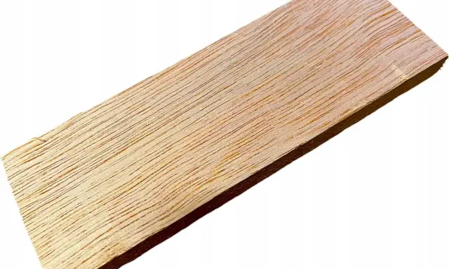 Deska z naturalnego meranti drewna, z widocznym, drobnym usłojeniem.
