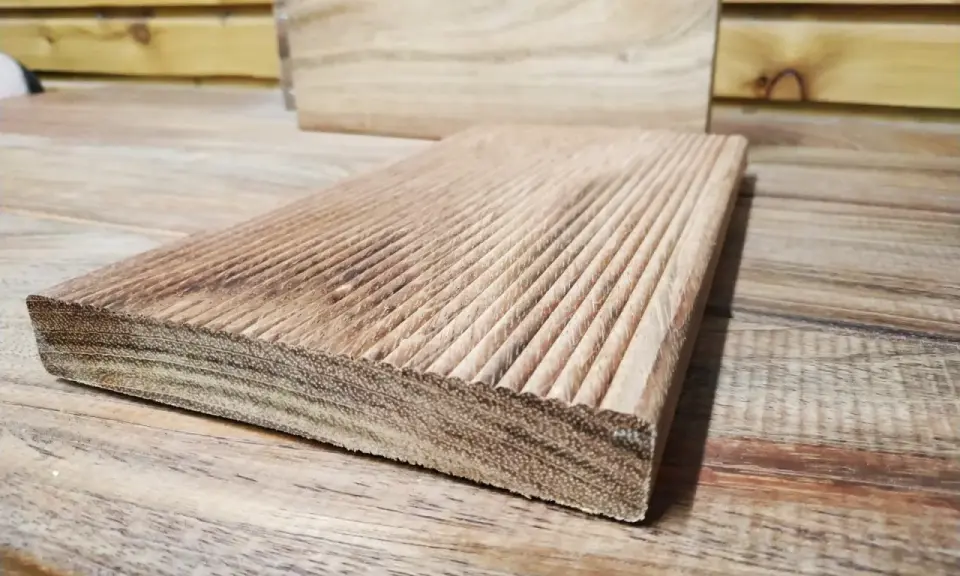 Deska z ryflowanego drewna jatoba, idealna na taras.